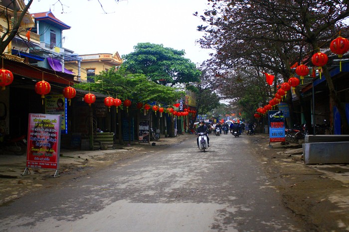 Hàng ngàn chiếc đèn lồng đã được người dân treo dọc hai bên nhiều con đường, nhiều tuyến phố trên địa bàn Nam Định cũng như tại một số thị xã, thị trấn.